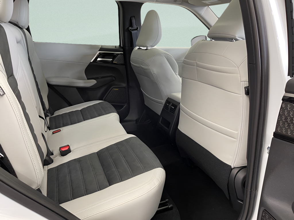 New 2026 White Diamond Mitsubishi SE image 33