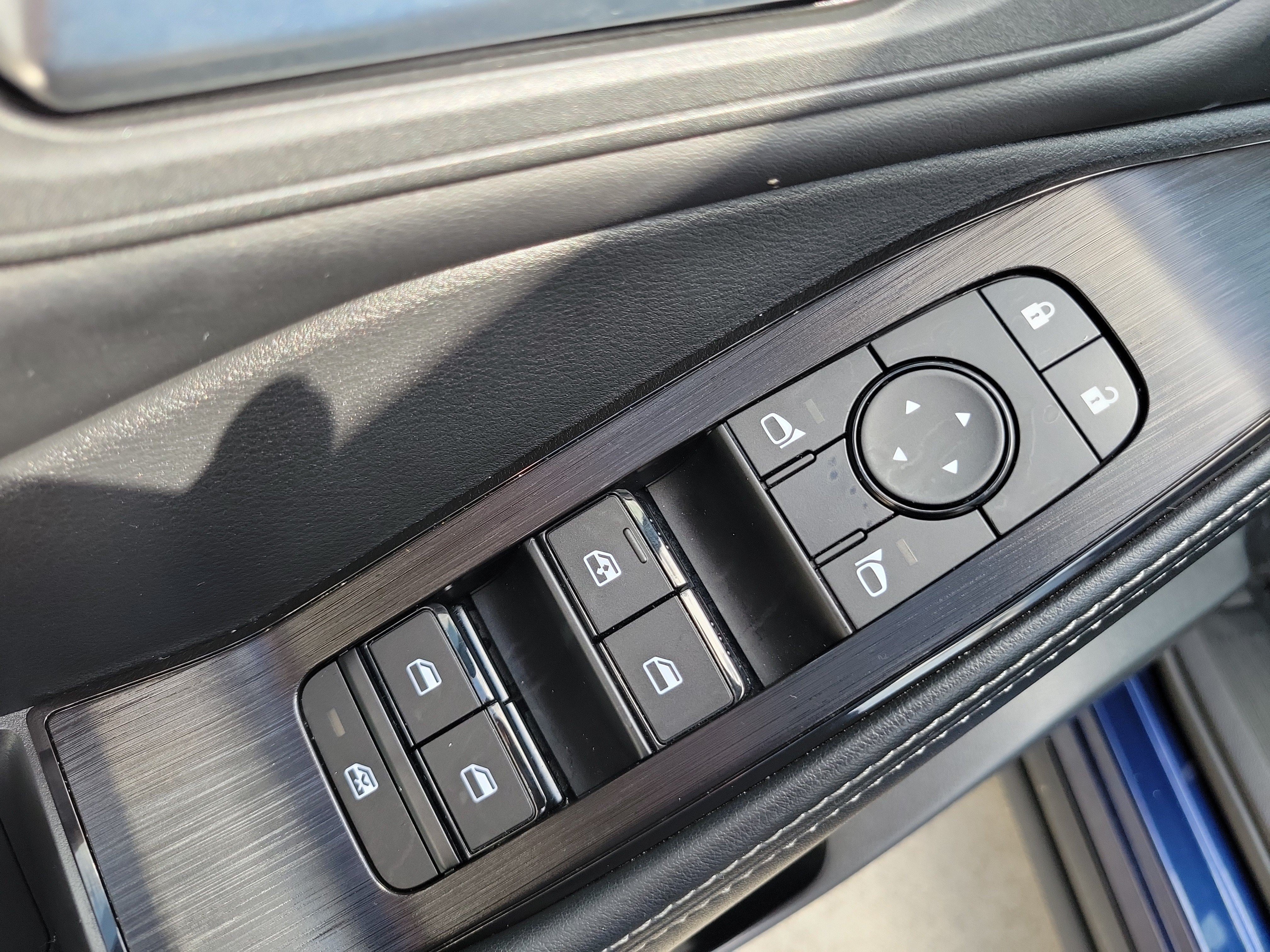 Used 2025 Deep Ocean Blue Pearl Nissan SV image 22