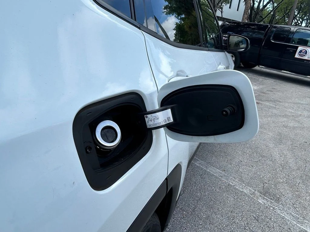Used 2024 White/off-white Jeep Limited image 30