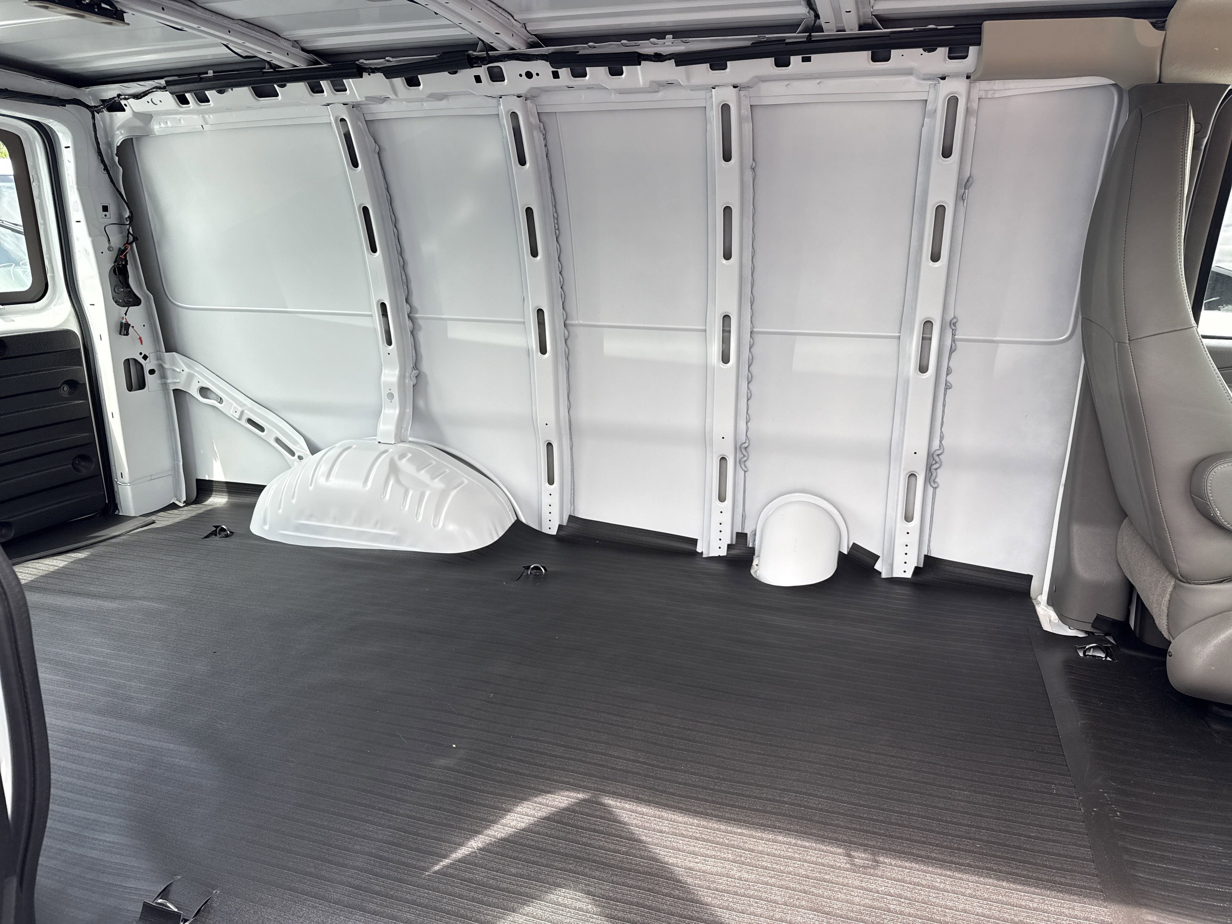 2025 Chevrolet Express Cargo Work Van - Photo 20