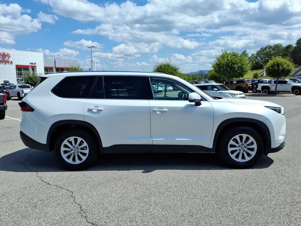 Used 2025 Beige Toyota XLE image 3