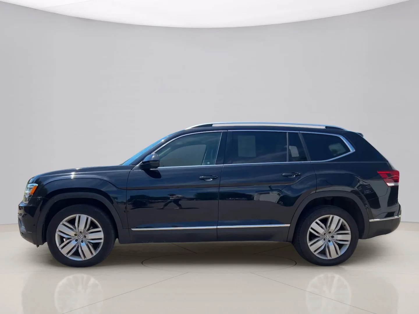 Used 2018 Black Volkswagon SEL PREMIUM image 2
