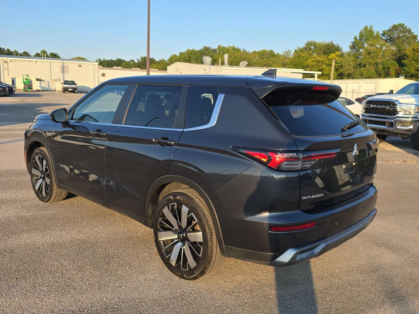 Used 2025  Mitsubishi SE image 7