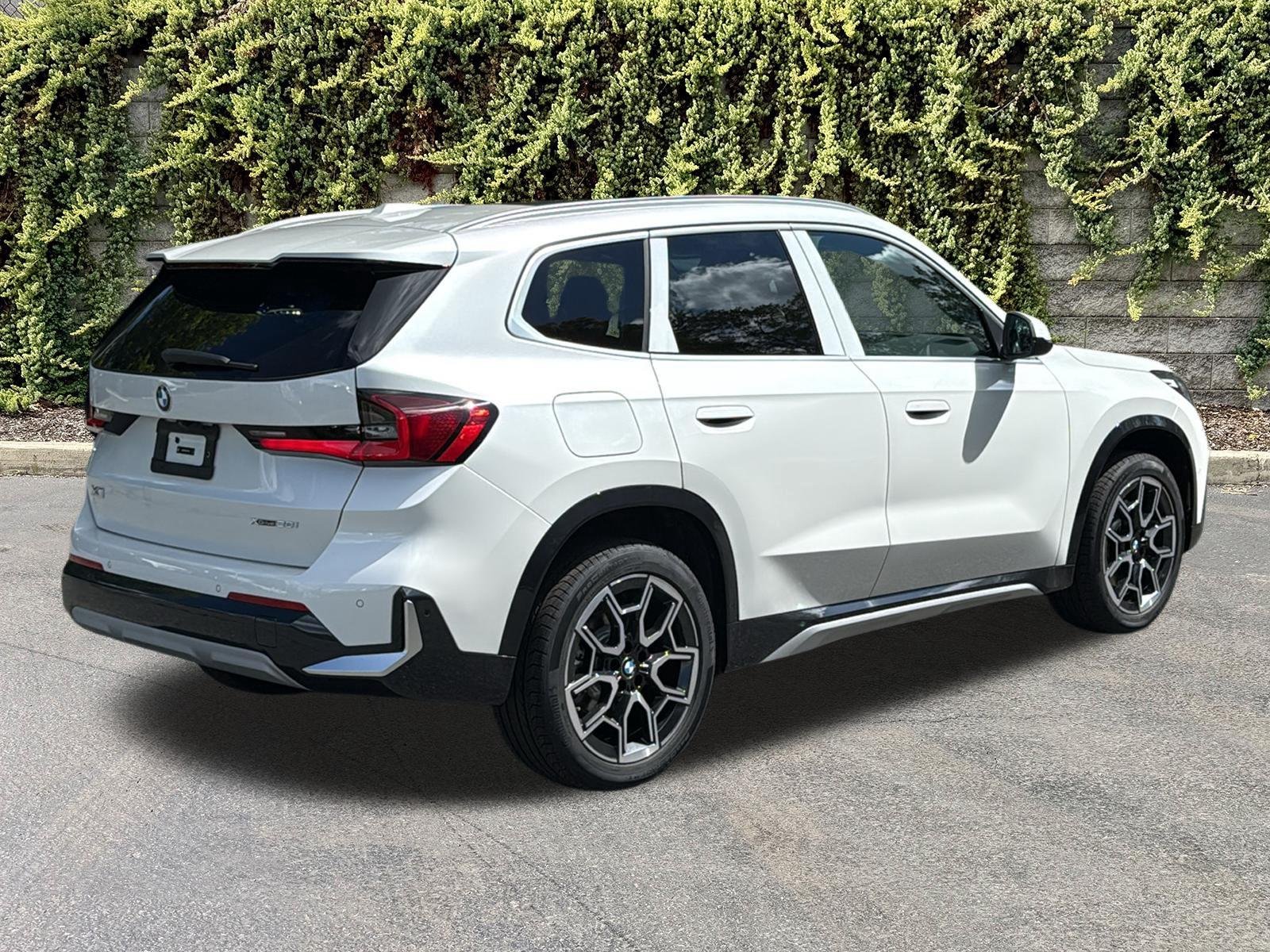 New 2027 0A96 Mineral White Metallic BMW xDrive28i image 4