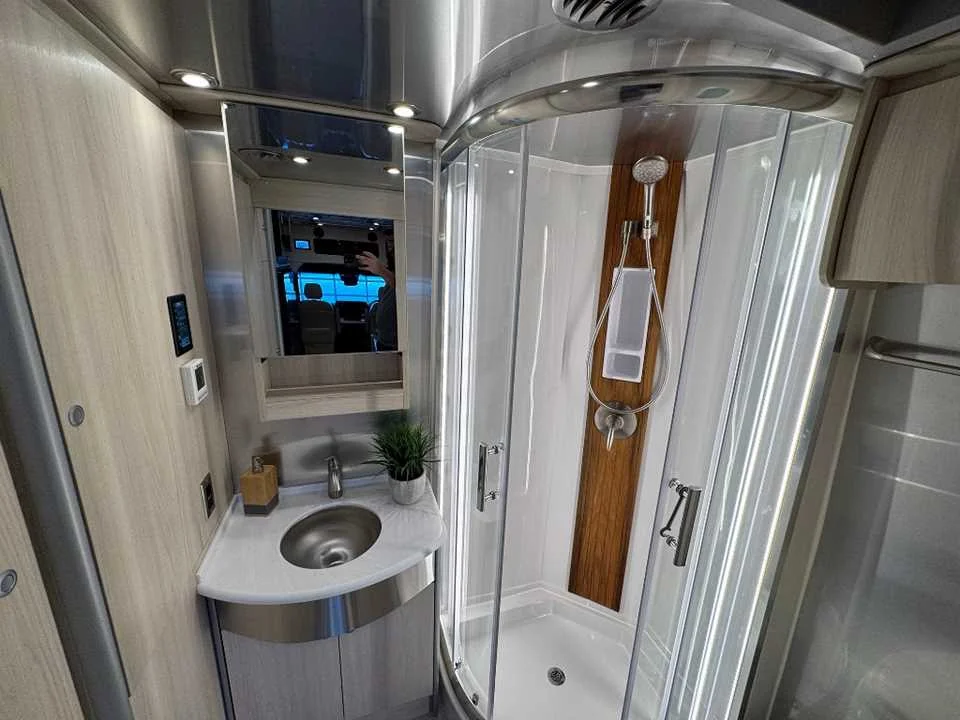 New 2025 Hightech Silver Premium Metallic AIRSTREAM  image 16