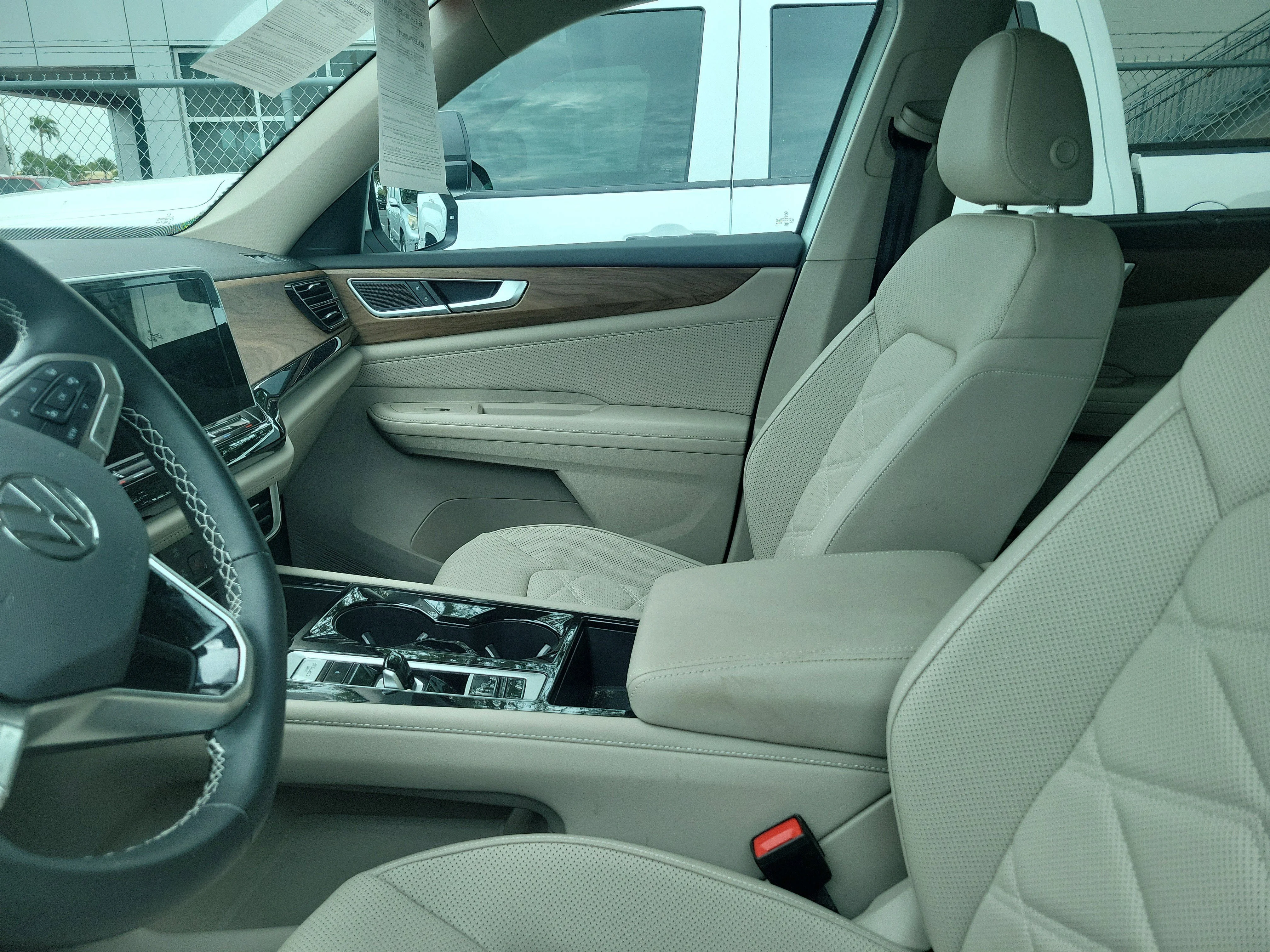 Used 2025  Volkswagen 2.0T SE w/Technology image 6