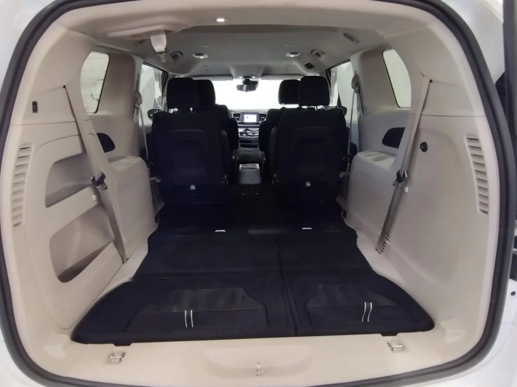 Used 2023 White Chrysler LX image 17