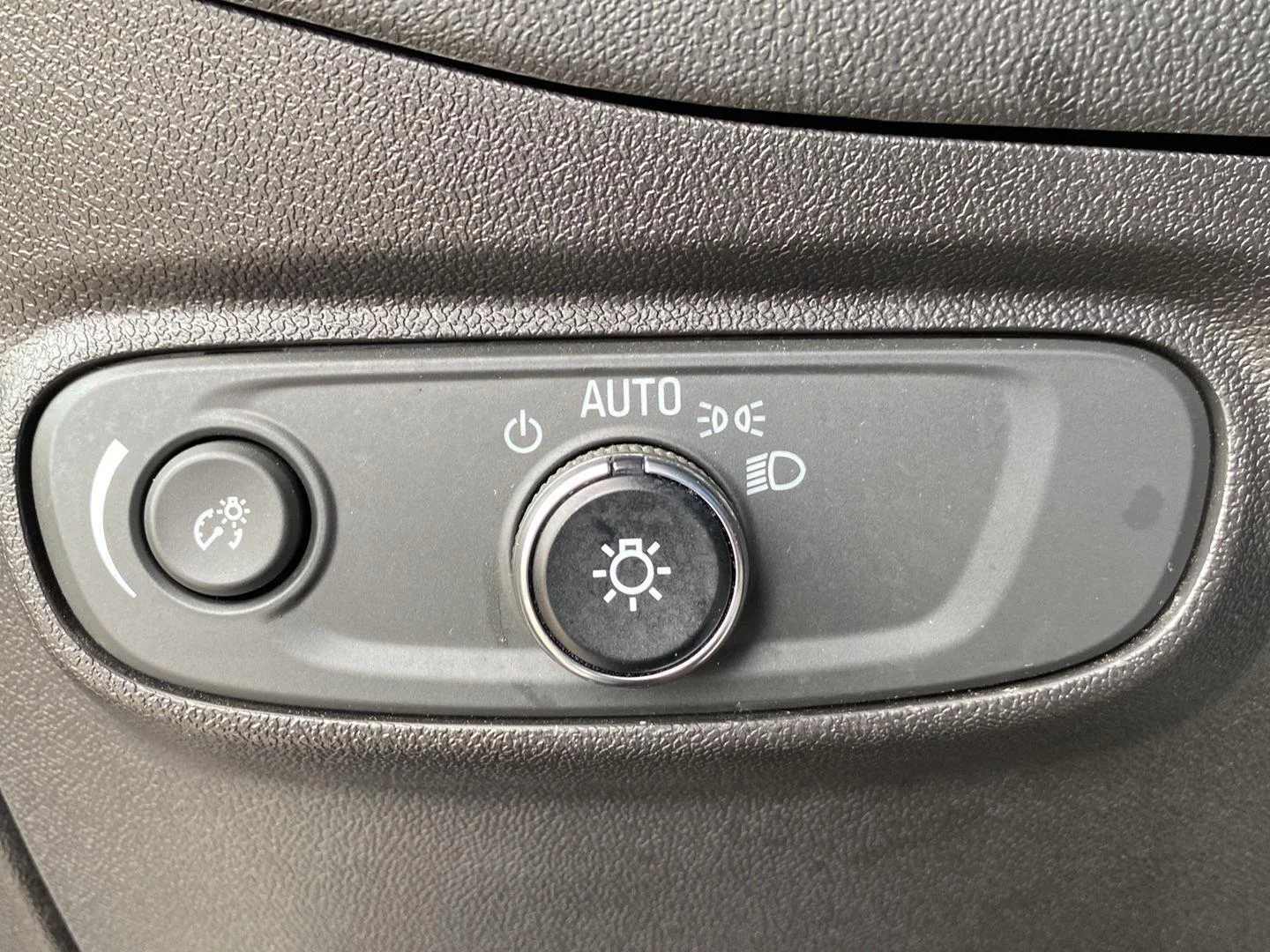 Used 2022 Iridescent Pearl Tricoat Chevrolet LT image 39