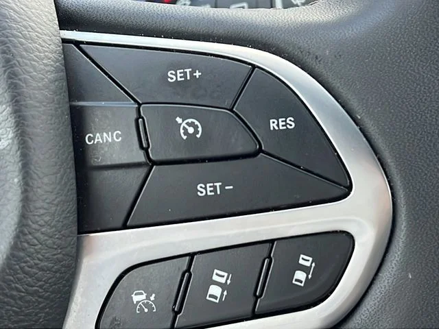 Used 2025 White Chrysler Select image 21