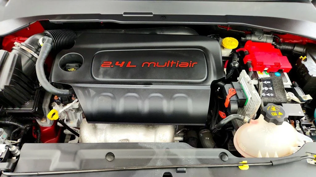 Used 2019 Redline Pearlcoat Jeep Latitude FWD image 26