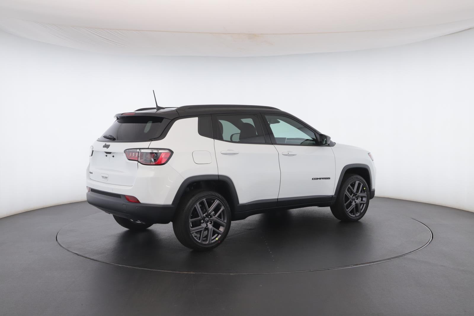 New 2026 Bright White Clear-Coat Exterior Paint Jeep Limited Altitude 4x4 image 27