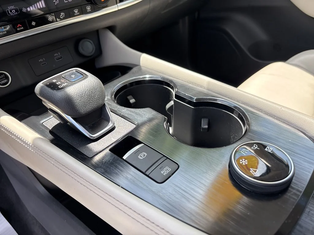 Used 2021 White Nissan SL image 18