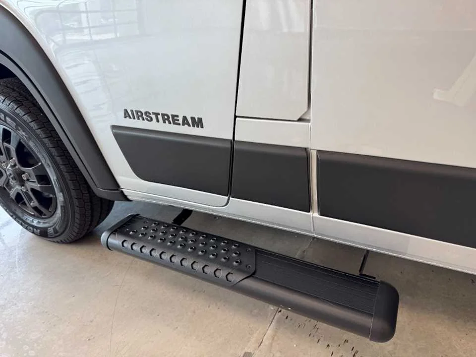 New 2027 BRIGHT SILVER METALLIC AIRSTREAM  image 35