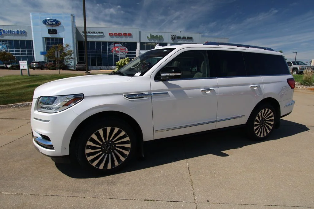 Used 2019 White Platinum Tri-Coat Metallic Lincoln Reserve image 19