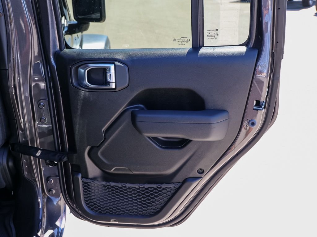 New 2026 Granite Crystal Metallic Clear-Coat Exterior Paint Jeep Sport S image 18