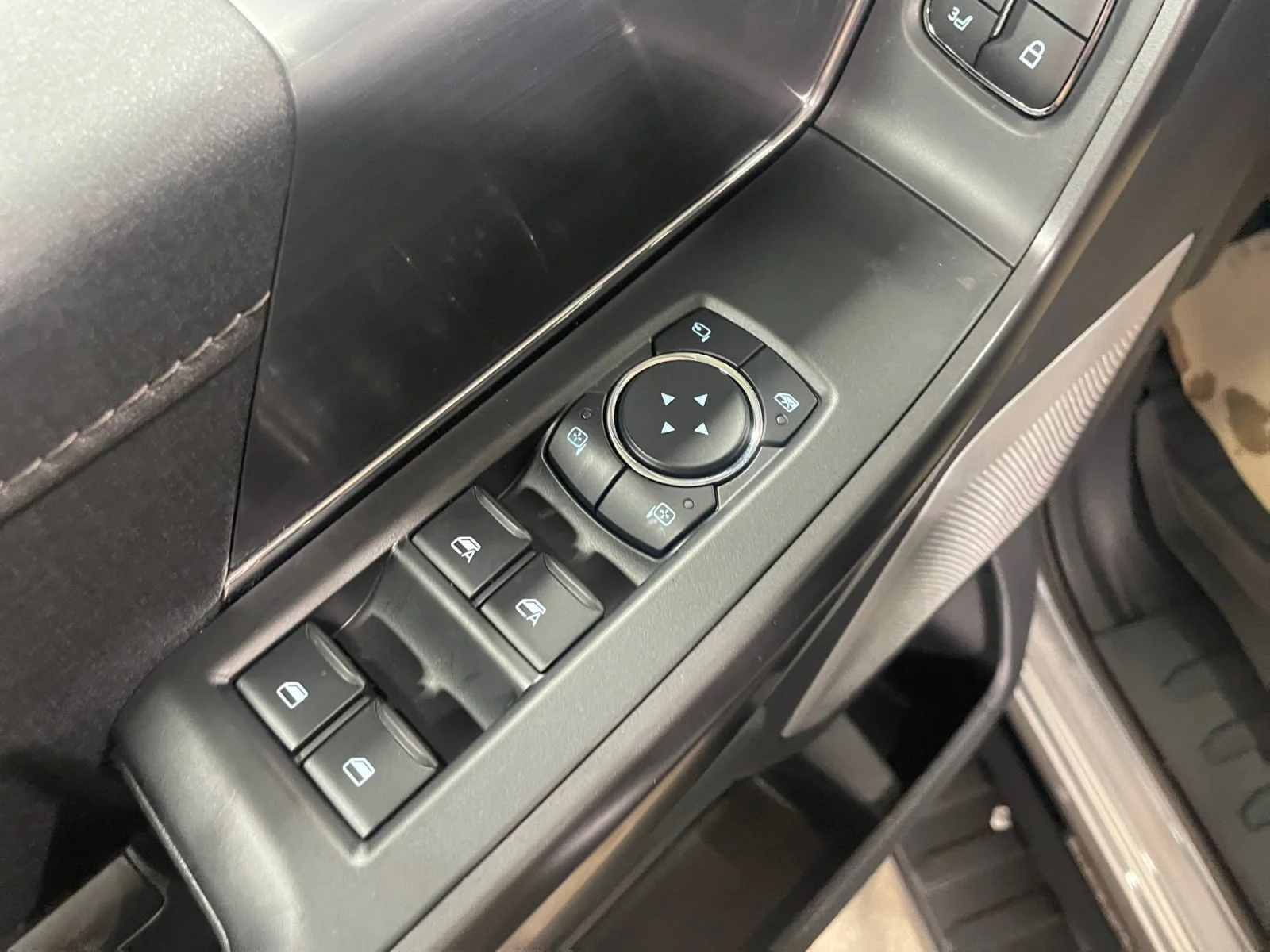 New 2026 Iconic Silver Metallic Ford Lariat image 19