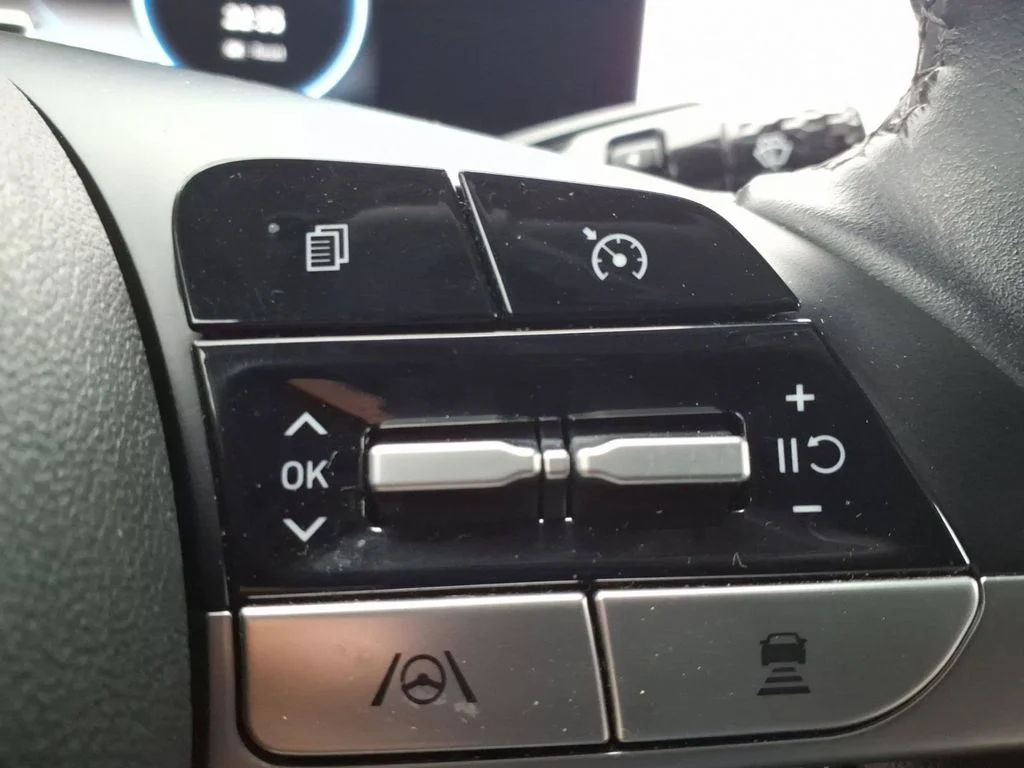 Used 2022 White Hyundai Limited image 27