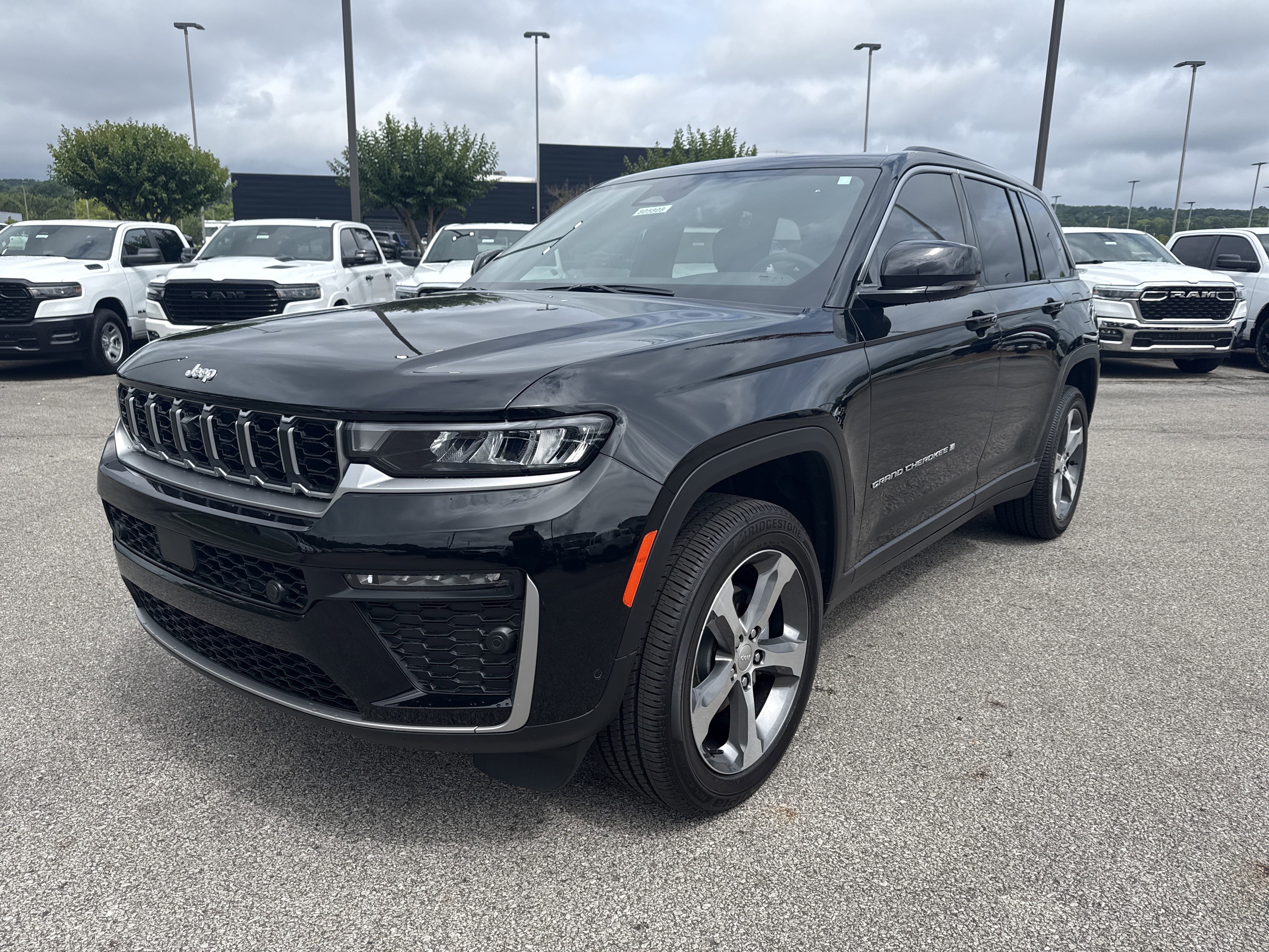 New 2026 Diamond Black Crystal Pearl-Coat Exterior Paint Jeep Limited image 3