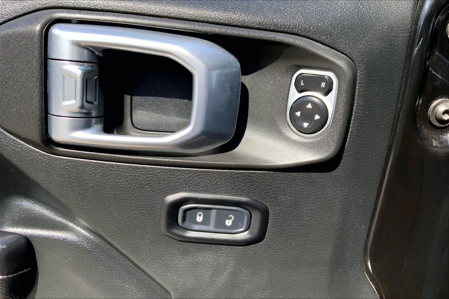 Used 2018 Black Clearcoat Jeep Sport S image 28