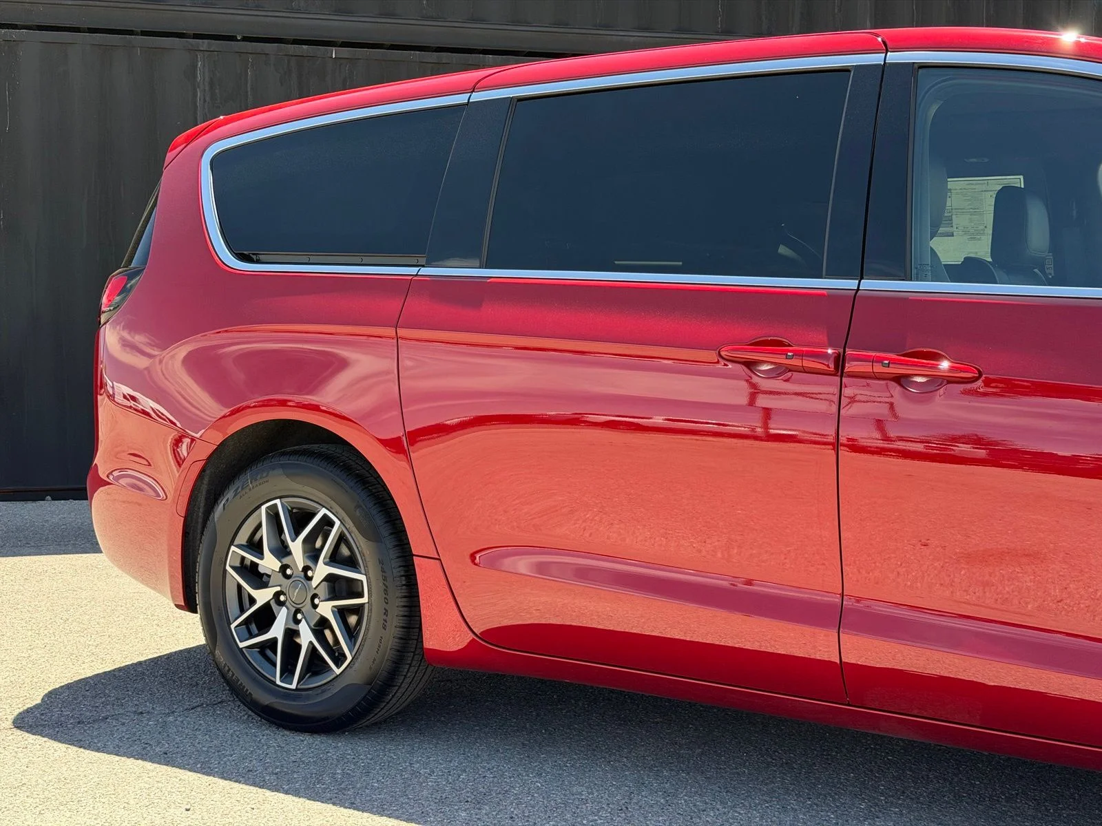 New 2027 Red Hot Pearl-Coat Exterior Paint Chrysler Limited image 5