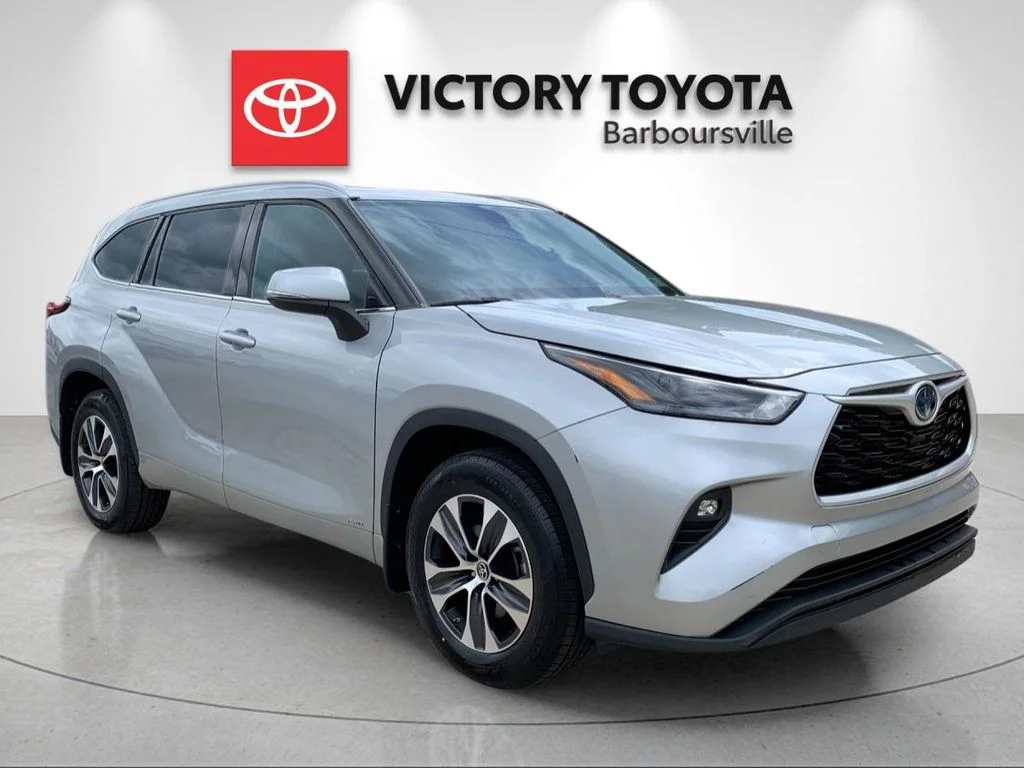 Used 2022 Silver Toyota XLE image 5