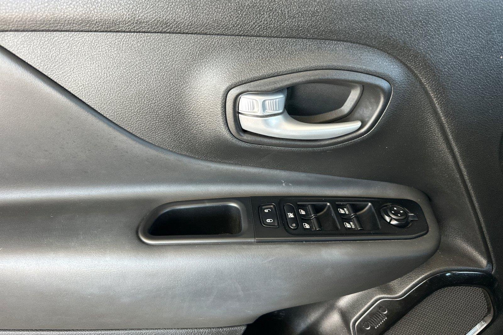 Used 2023 Black Clearcoat Jeep Altitude image 11