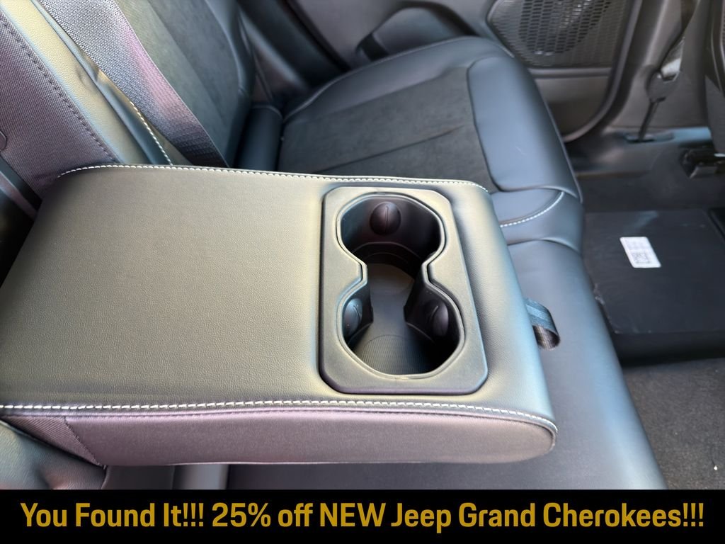 New 2026 Diamond Black Crystal Pearl-Coat Exterior Paint Jeep Altitude image 29