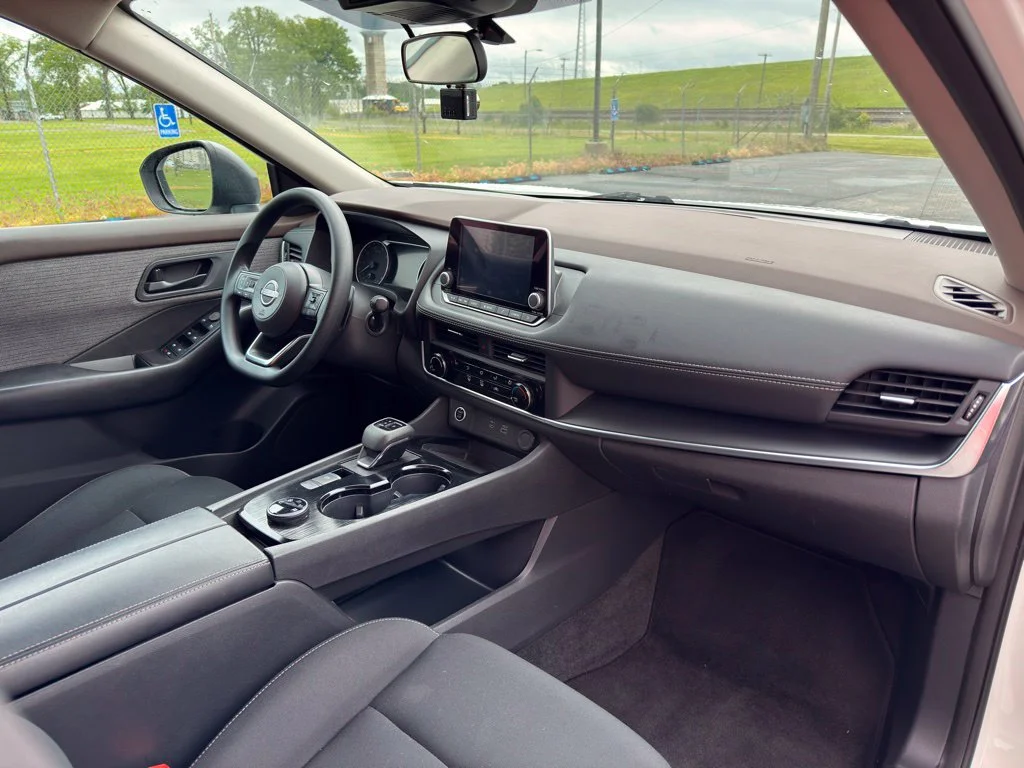 Used 2023 White Nissan S image 31