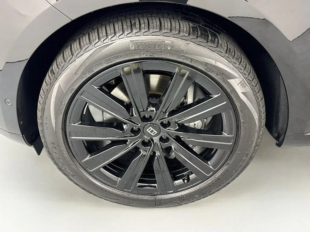 New 2027 Santorini Black Land Rover SE image 33