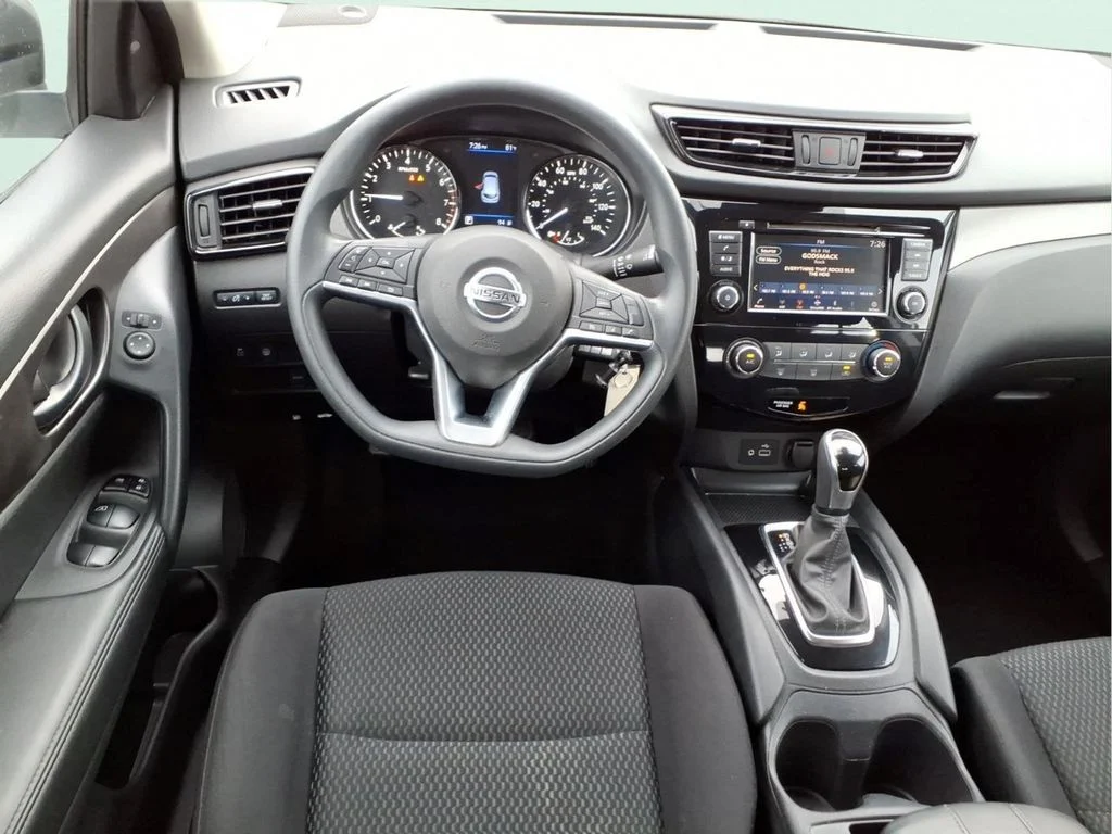 Used 2020 Silver Nissan S image 18