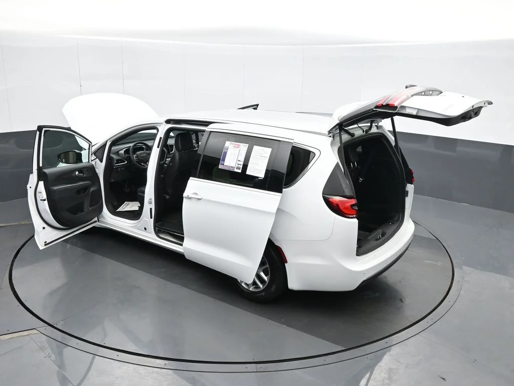 Used 2025 White Chrysler Select image 38