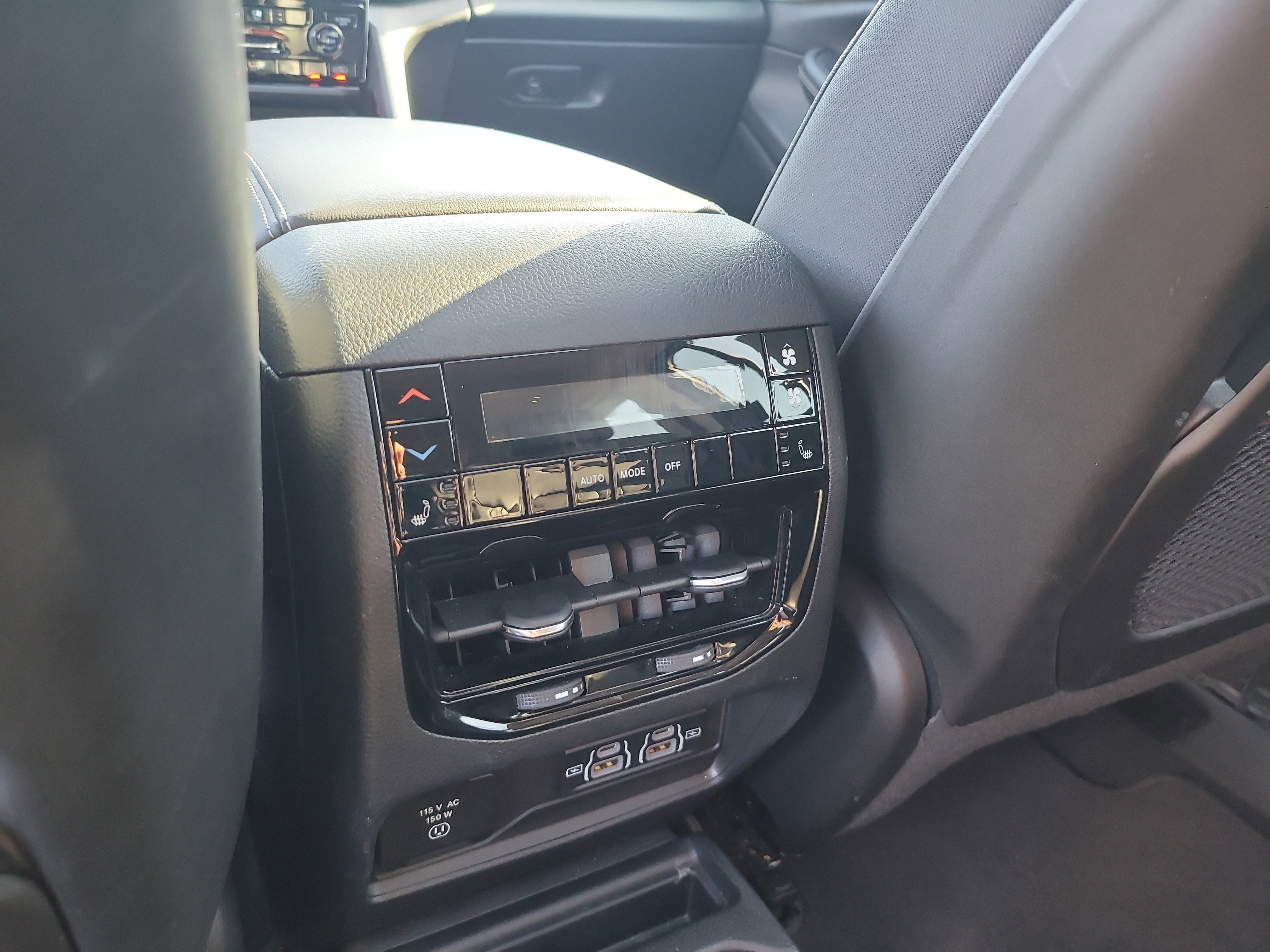 Used 2023 Diamond Black Crystal Pearlcoat Jeep Limited image 14