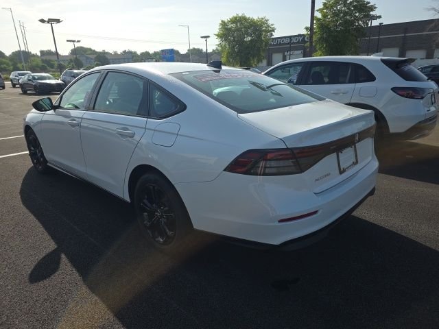 Used 2025 Platinum White Pearl Honda SE image 2