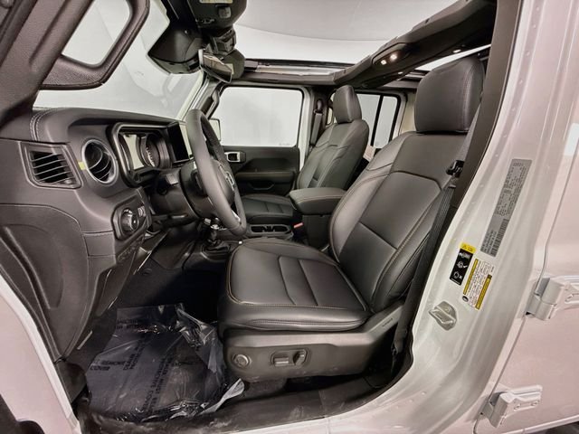 New 2026 Bright White Clear-Coat Exterior Paint Jeep Sahara image 21