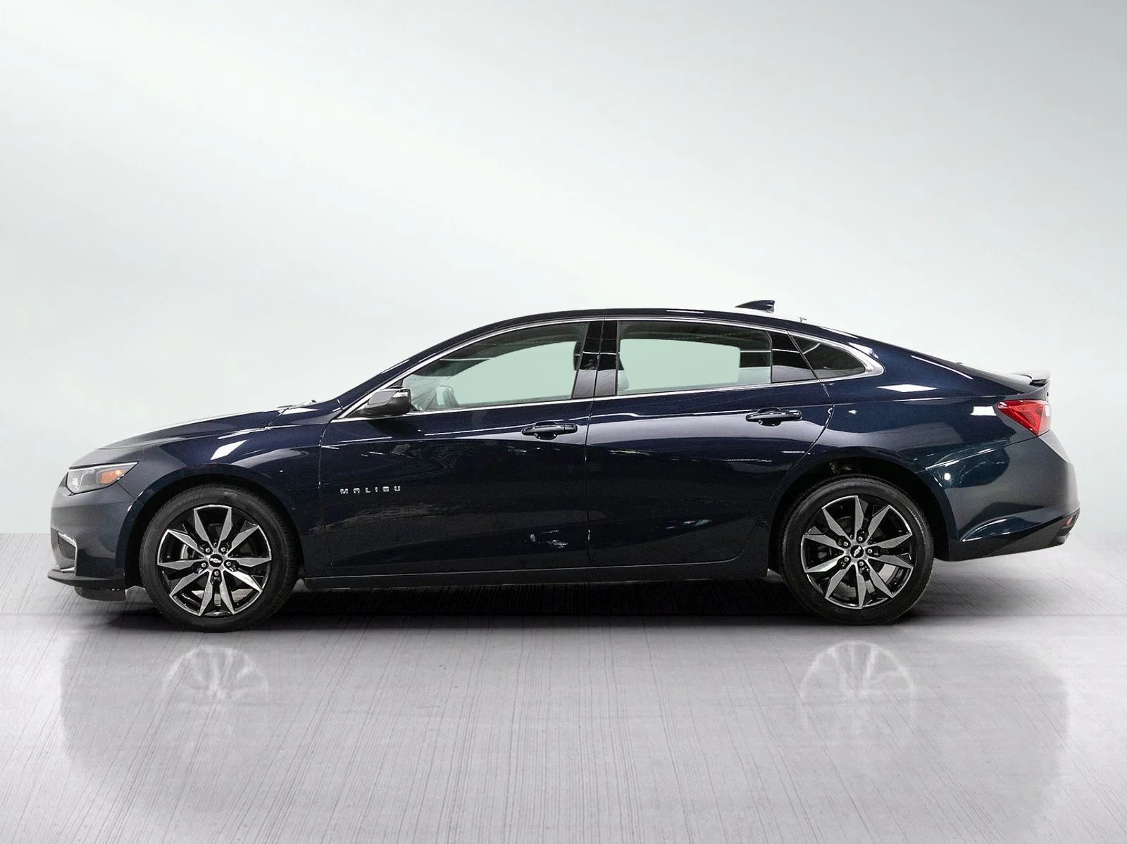 Used 2018 Chevrolet Malibu 1LT with VIN 1G1ZD5ST4JF153083 for sale in Hopkins, Minnesota