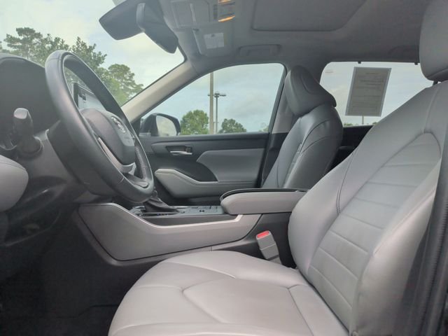Used 2022 Black Toyota XLE image 15