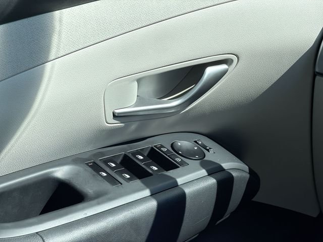 Used 2025 White Hyundai SEL Convenience image 17
