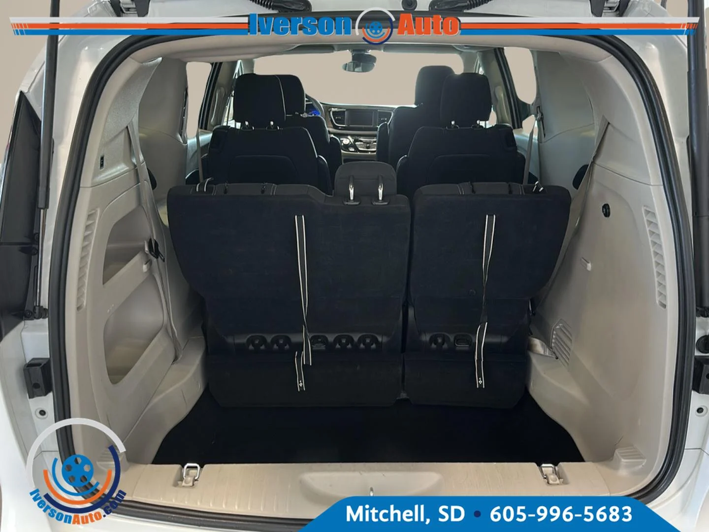 Used 2023 Bright White Clearcoat Chrysler LX image 28