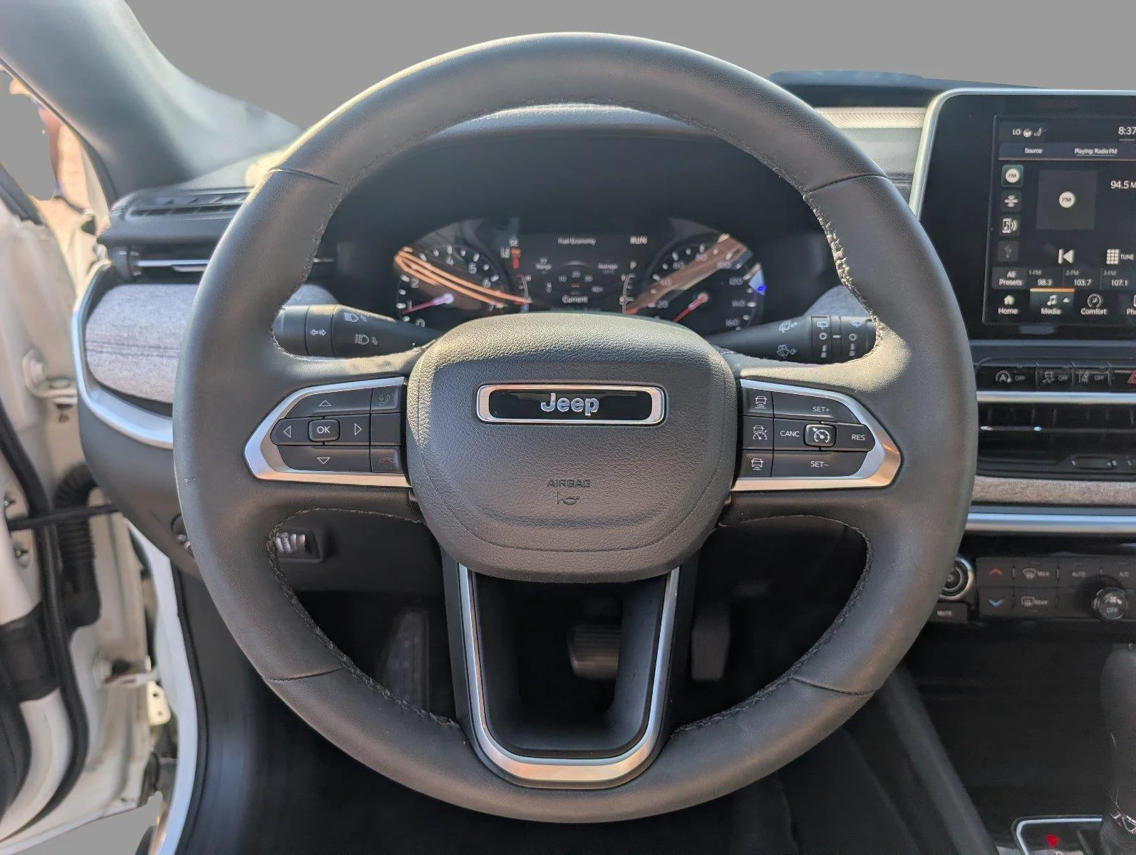 Used 2025 Bright White Clearcoat Jeep Latitude image 27