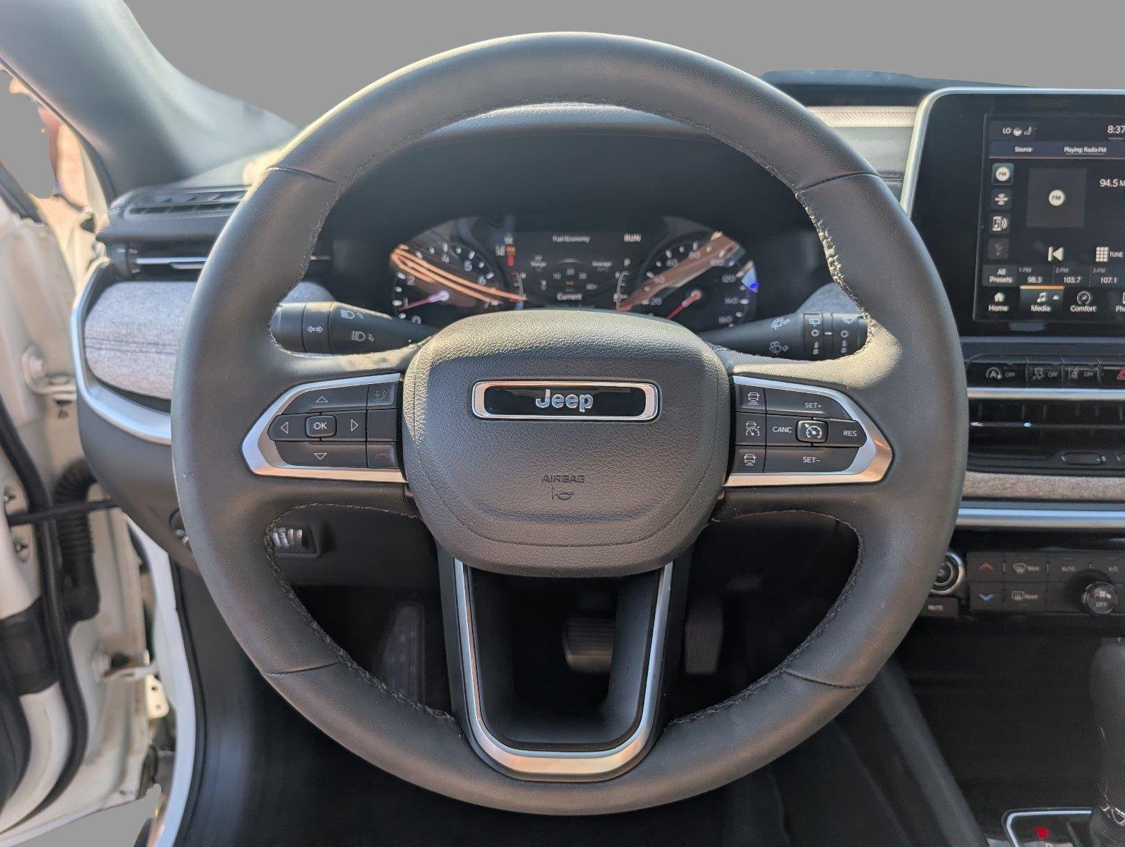 Used 2025 Bright White Clearcoat Jeep Latitude image 27