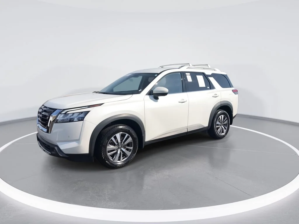 Used 2023 White Nissan SL image 4