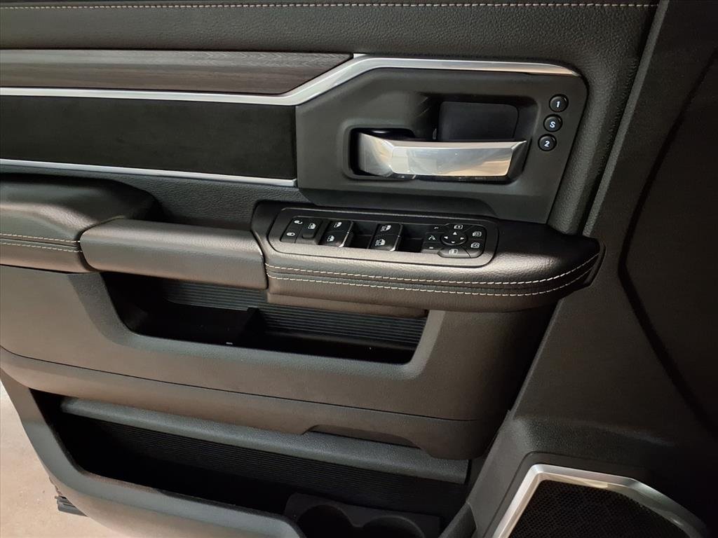 New 2026 Diamond Black Crystal Pearl-Coat Exterior Paint RAM Laramie image 7