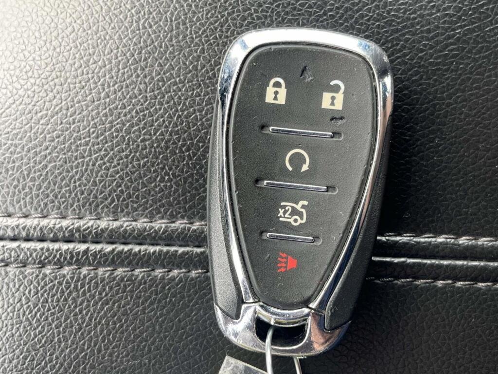 Used 2024 Summit White Chevrolet LT image 4