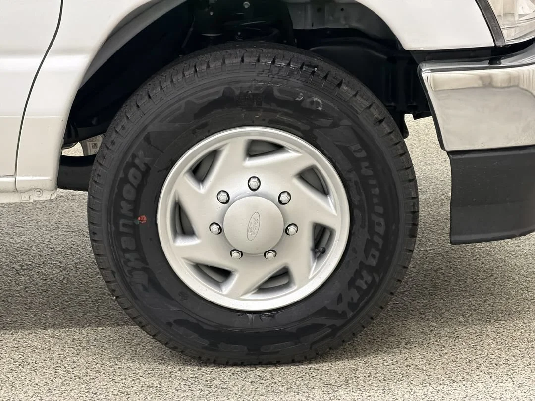 New 2027 Oxford White Ford E-350 SRW image 10