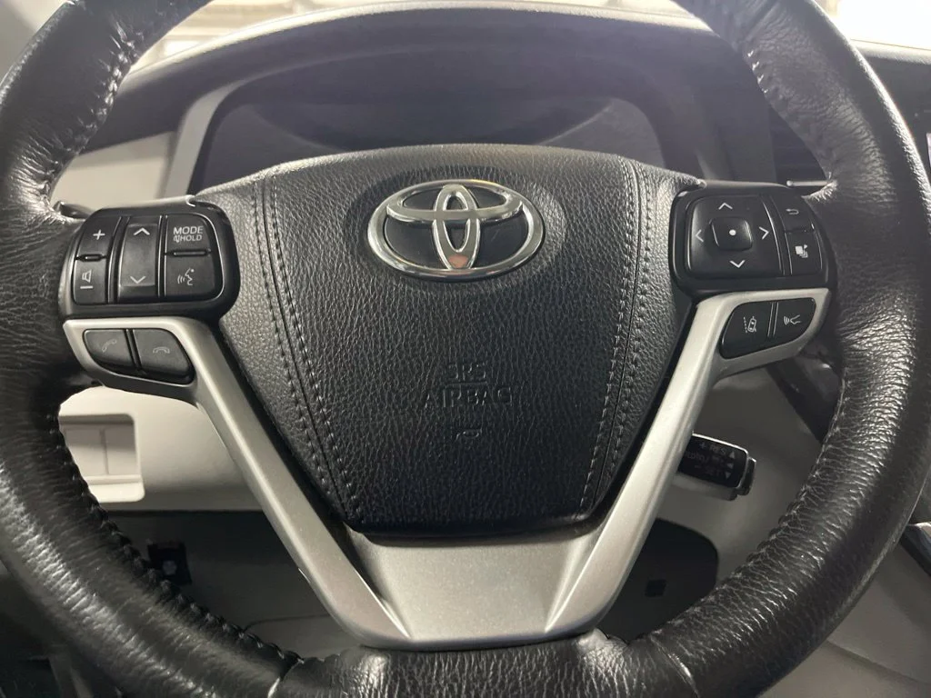 Used 2018 Blizzard Pearl Toyota XLE image 15