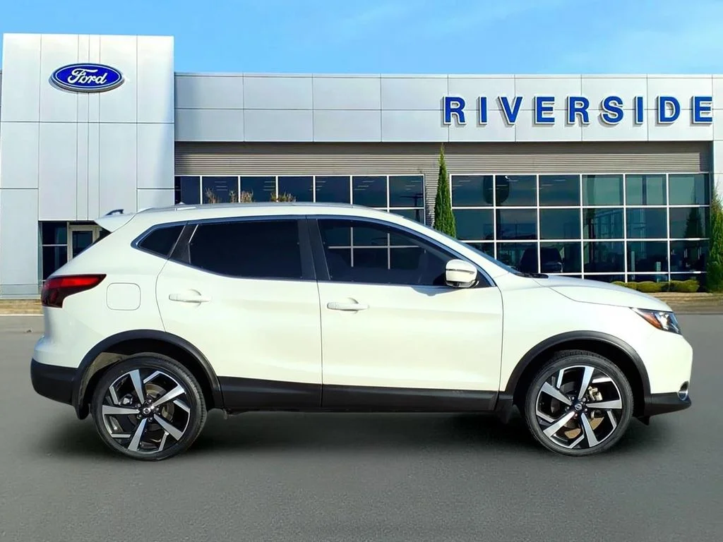 Used 2017 White Nissan SL image 8