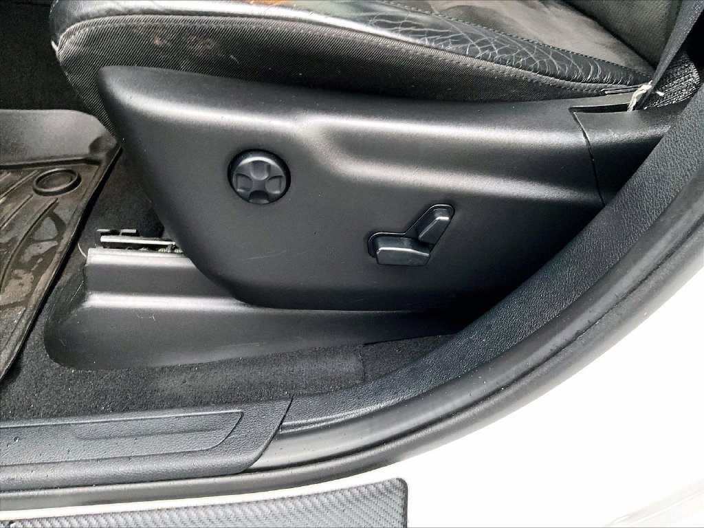 Used 2020 White Jeep Altitude image 27