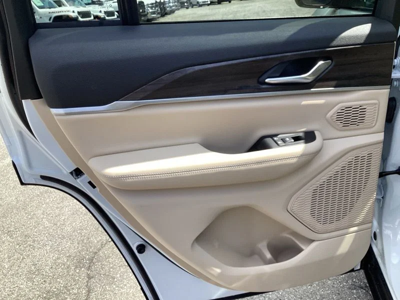 New 2026 Bright White Clear-Coat Exterior Paint Jeep Limited image 19
