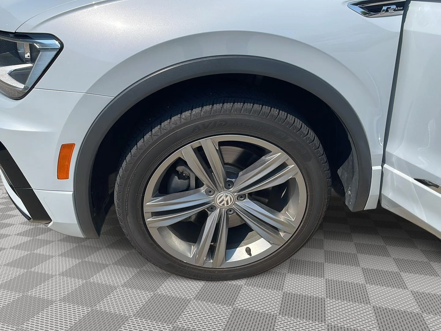 Used 2019 White Silver Metallic Volkswagen SEL image 8