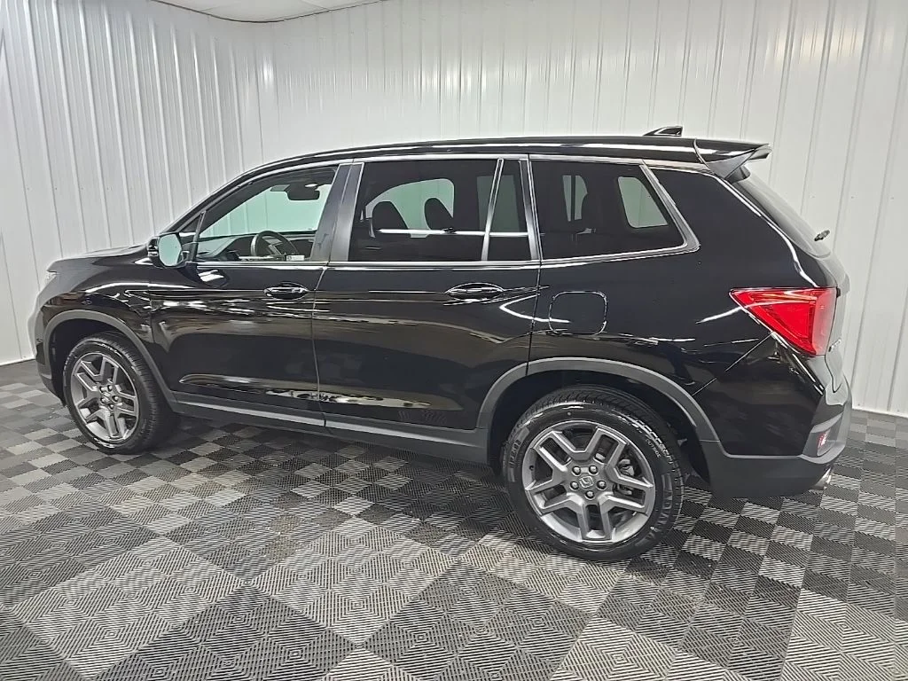 Used 2023 Black Honda EX-L image 4